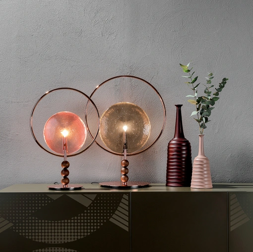 Lampada da tavolo con struttura in metallo cromato che contorna un diffusore in vetro in fusione con dettagli in legno massello Dreamy di Tonin Casa