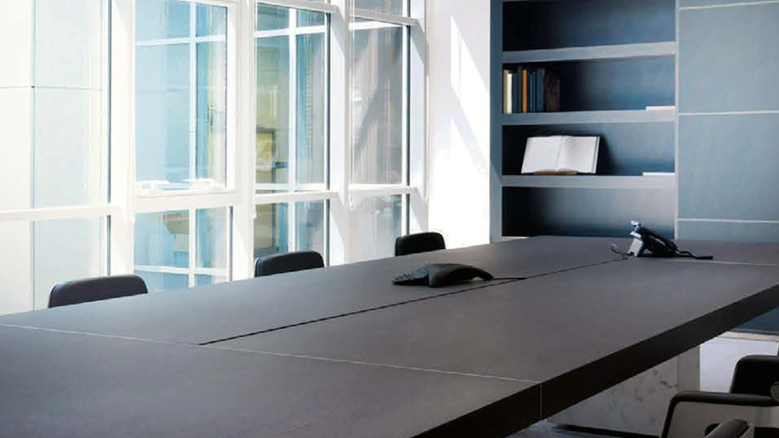 Lampada a sospensione formata da una lastra di metallo sottilissimo Fuorisquadra di Cattaneo