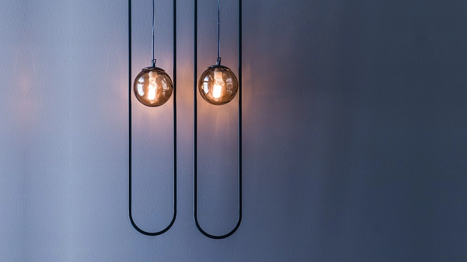 Lampada a sospensione Geo in metallo con sfera in vetro di Adriani e Rossi