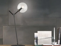 Lampada da tavolo in metallo con sfera bianca Gioconda Table di Adriani e Rossi