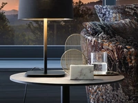 Lampada da tavolo Hygge con paralume in tessuto e base in metallo di Le Comfort