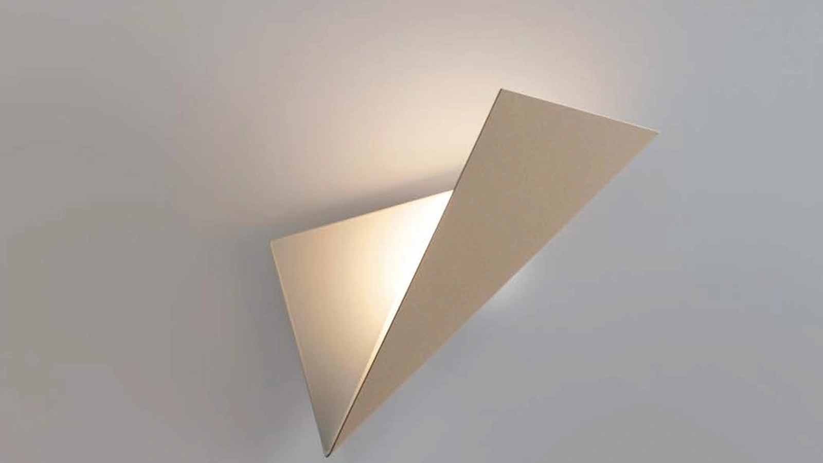 Lampada in sottile lamiera di metallo Kami da parete di Cattaneo