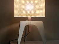 Lampada da tavolo Klimt in metallo e legno con paralume in paglia di Vienna di Tonin Casa