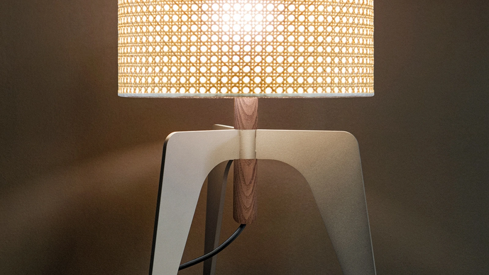 Lampada da tavolo Klimt in metallo e legno con paralume in paglia di Vienna di Tonin Casa