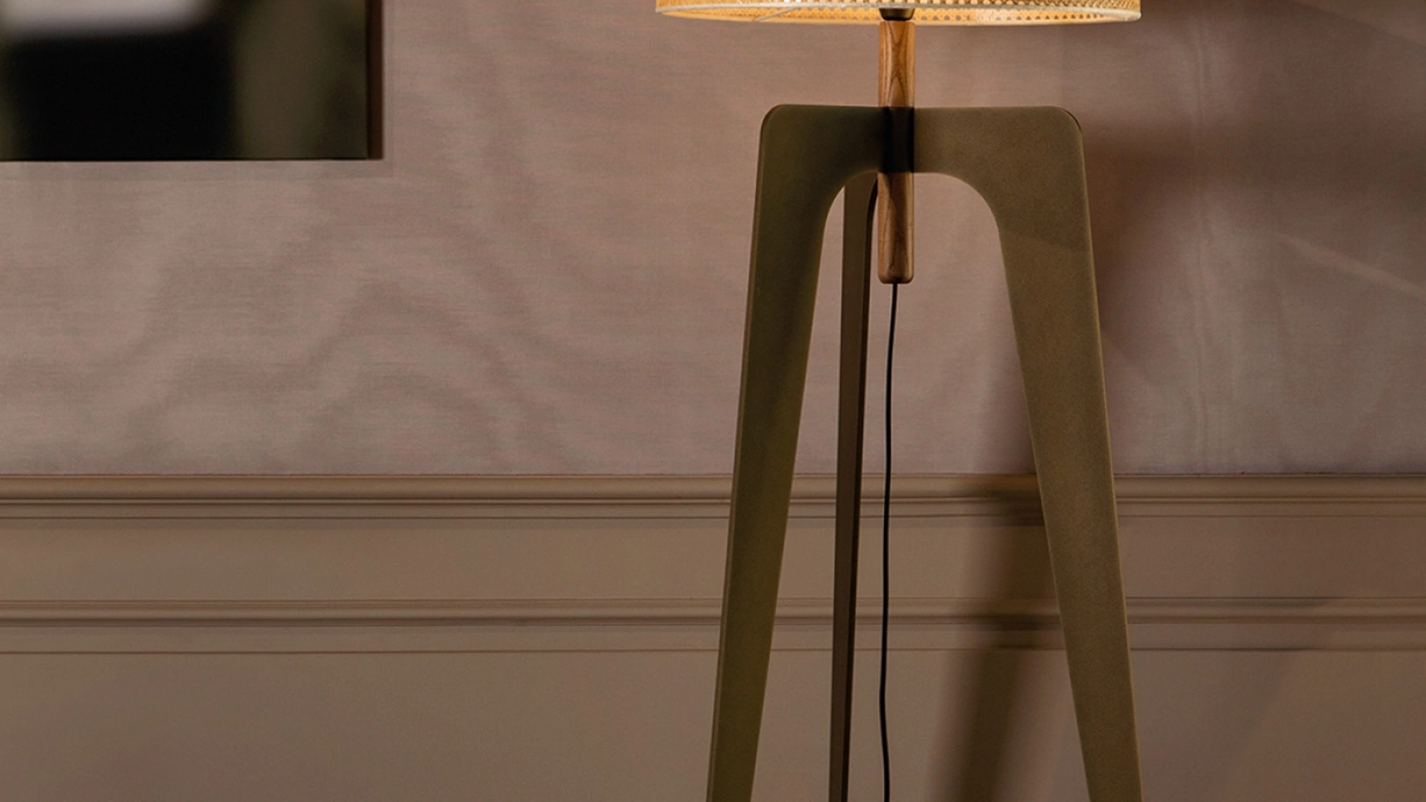 Lampada da terra Klimt in metallo e legno con paralume in paglia di Vienna di Tonin Casa