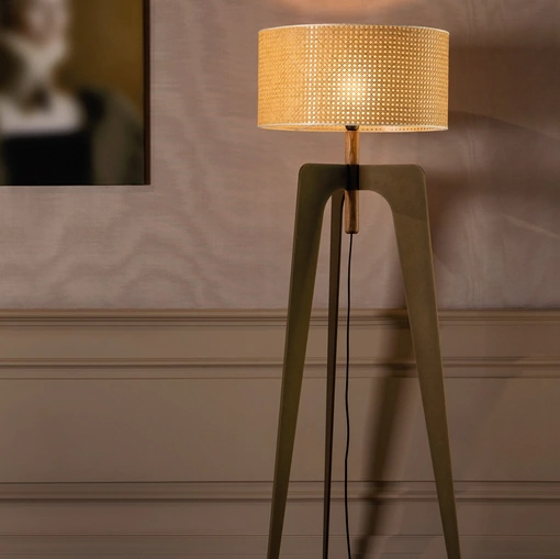 Lampada da terra Klimt in metallo e legno con paralume in paglia di Vienna di Tonin Casa