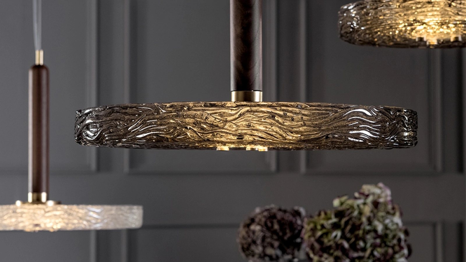 Lampada a sospensione Macrabè in vetro e legno di rovere massello di Tonin Casa