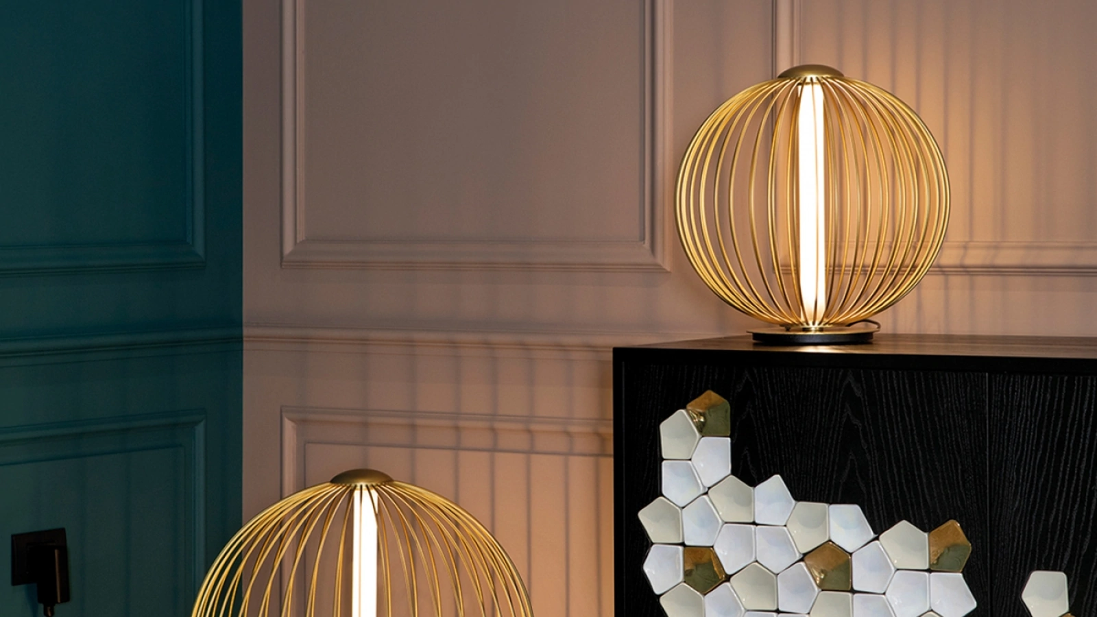 Lampada da tavolo e da terra Mandala dalla forma rotonda realizzata in filo metallico di Tonin Casa