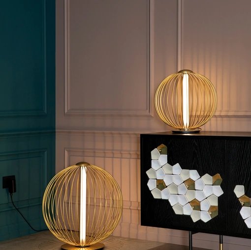 Lampada da tavolo e da terra Mandala dalla forma rotonda realizzata in filo metallico di Tonin Casa