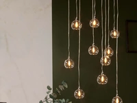 Lampada a sospensione formata da piccole coppe in vetro Ming di Tonin Casa