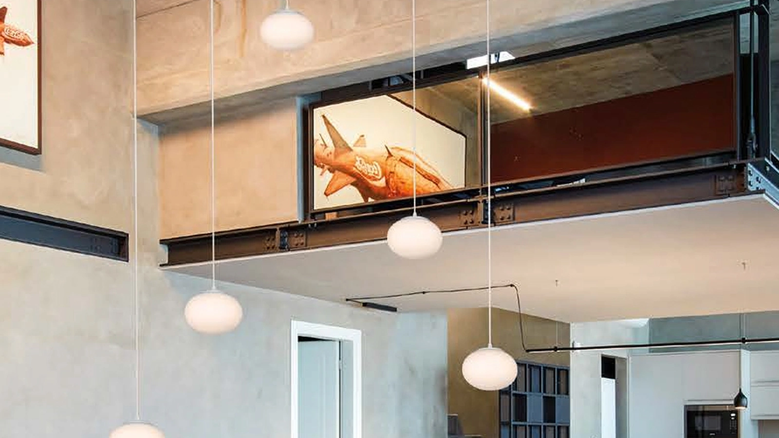 Lampada sospesa in vetro soffiato color biancolatte Mini Mercury di Cattaneo