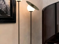 Lampada da terra Miss in metallo con diffusore tondo in vetro satinato di Tonin Casa 