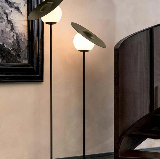 Lampada da terra Miss in metallo con diffusore tondo in vetro satinato di Tonin Casa 