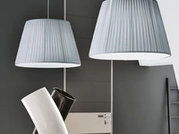 Lampada a sospensione di forma conica in tessuto plissettato Opera Plissé di Adriani e Rossi