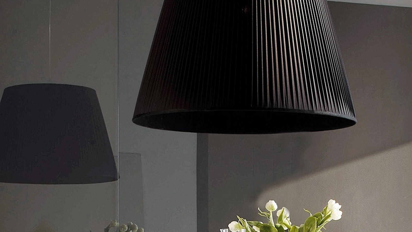 Lampada a sospensione di forma conica in tessuto plissettato Opera Plissé di Adriani e Rossi