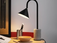 Lampada da tavolo in metallo laccato con basamento in calcestruzzo Ozz Desk di Miniforms