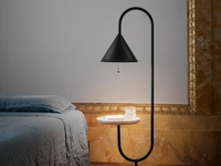 Lampada da terra in metallo laccato con vassoio in Frassino Ozz di Miniforms