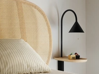 Lampada da parete Ozz Wall S in metallo laccato con piccolo vassoio in Frassino di Miniforms