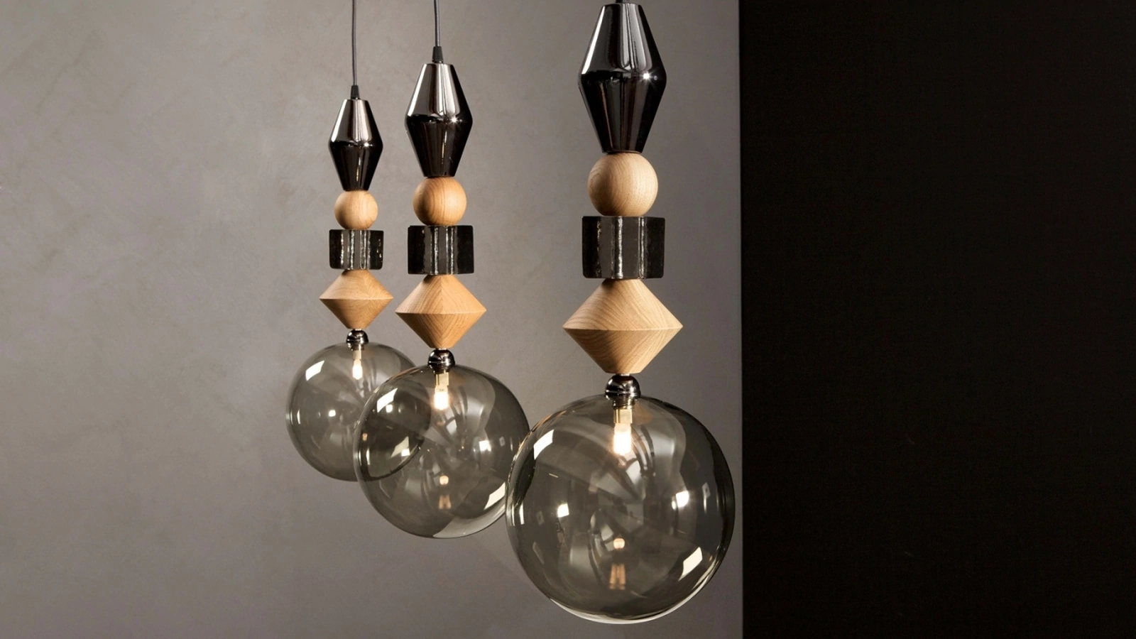 Lampada a sospensione composta da rovere, noce, oro, platino e vetro Pandora Light di Tonin Casa