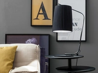 Lampada da tavolo Rivalto in metallo con paralume in tessuto plissettato di Tonin Casa