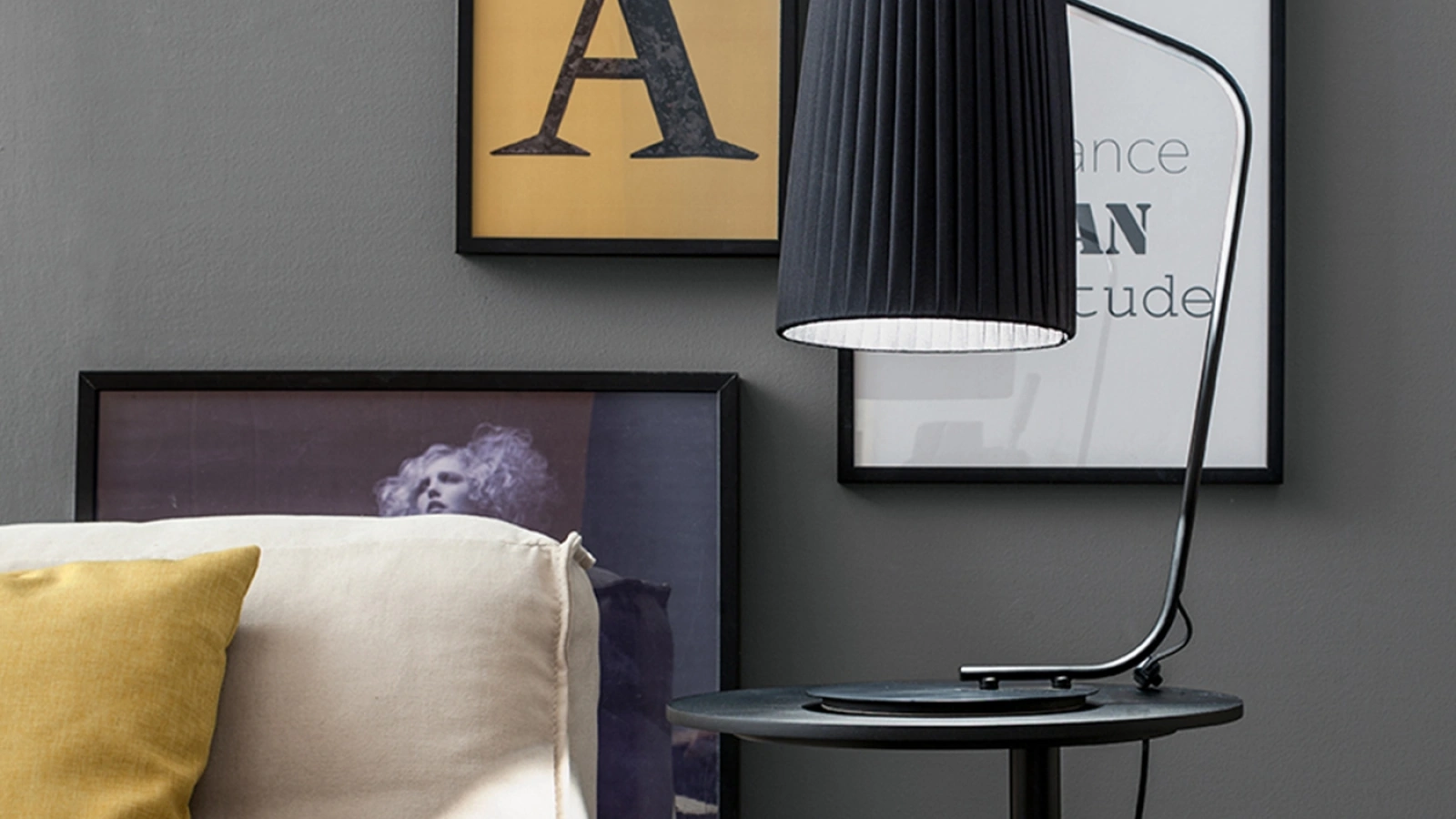 Lampada da tavolo Rivalto in metallo con paralume in tessuto plissettato di Tonin Casa