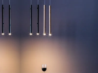 Lampada a sospensione in metallo color oro o bronzo Toby di Adriani e Rossi