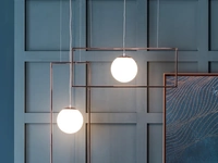 Lampada a sospensione in metallo oro rosa e sfera in vetro bianco View di Adriani e Rossi