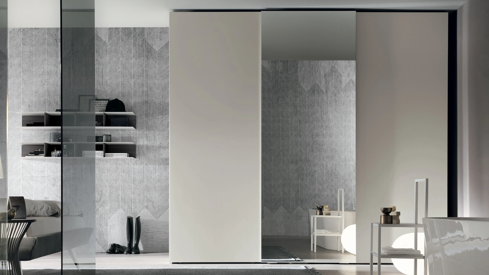 Armadio con anta scorrevole Gola in laccato opaco madreperla e specchio argentato di Tomasella