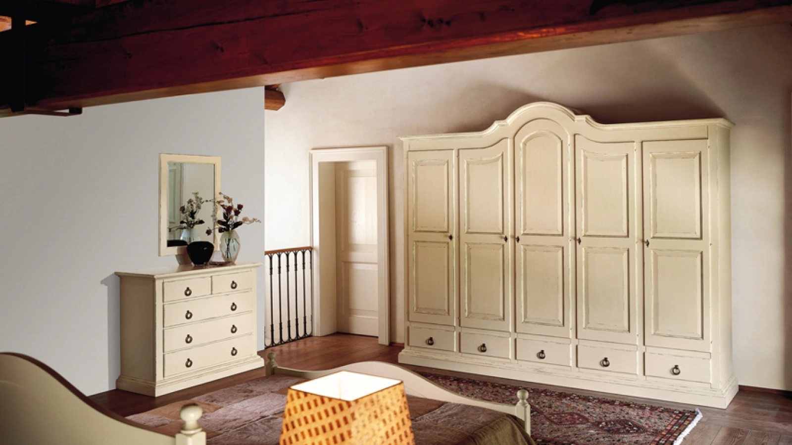 Armadio classico a muro con ante battenti in legno laccato Asso di Tonin Casa