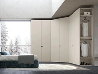 Armadio Line Atelier con Cabina angolare ad anta battente line in laccato finitura Ghiaccio di Adok