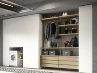 Cabina armadio Virgo V326 tra due armadi con ante battenti di Moretti Compact Giorno Notte