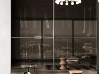 Armadio con ante scorrevoli in vetro stopsol Foehn S187 di Moretti Compact Giorno Notte