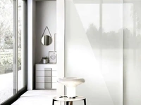 Armadio con ante scorrevoli Garbino S185 in laccato bianco e vetro di Moretti Compact Giorno Notte