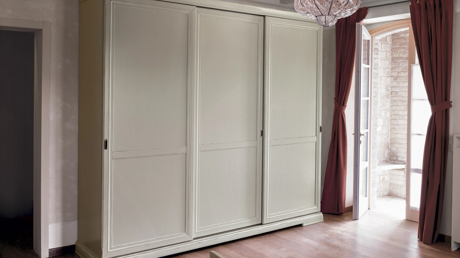 Armadio in legno laccato chiaro con ante scorrevoli Geremia di Tonin Casa