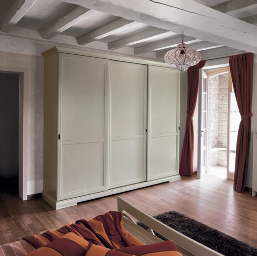 Armadio in legno laccato chiaro con ante scorrevoli Geremia di Tonin Casa