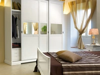 Armadio con ante scorrevoli in legno laccato Bianco con fascia centrale a specchio Kalisto di Tonin Casa