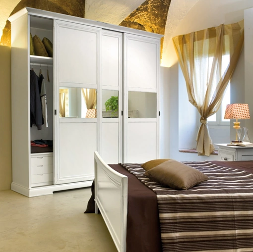 Armadio con ante scorrevoli in legno laccato Bianco con fascia centrale a specchio Kalisto di Tonin Casa