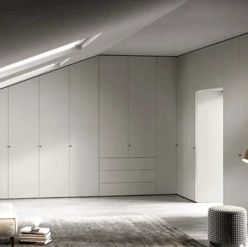 Armadio con ante battenti su misura per mansarde Libeccio U467 di Moretti Compact Giorno Notte