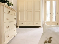 Armadio a muro in legno laccato chiaro con ante battenti Mary di Tonin Casa