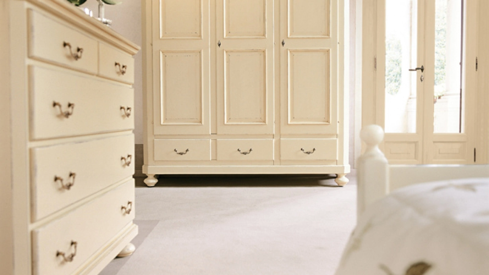 Armadio a muro in legno laccato chiaro con ante battenti Mary di Tonin Casa