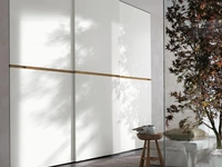 Armadio con anta scorrevole Meridiana in laccato opaco bianco gesso di Tomasella