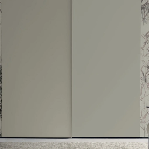 Armadio con ante scorrevoli Strip in laccato con fasce in vetro di Tomasella