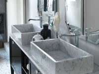 Mobile Bagno da appoggio in laccato lucido con doppio lavabo in marmo bianco di Carrara DIAMANTE DM25 di Compab