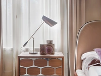 Comodino Honey in legno massello su base a specchio di Tonin Casa