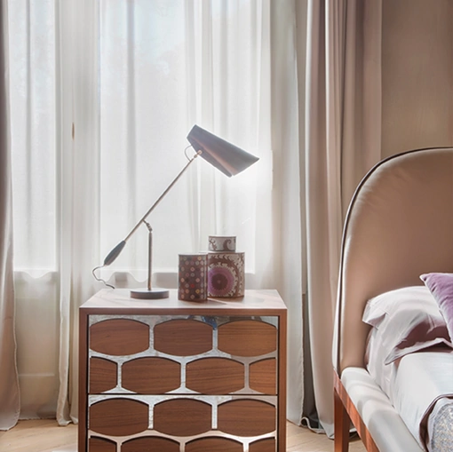 Comodino Honey in legno massello su base a specchio di Tonin Casa