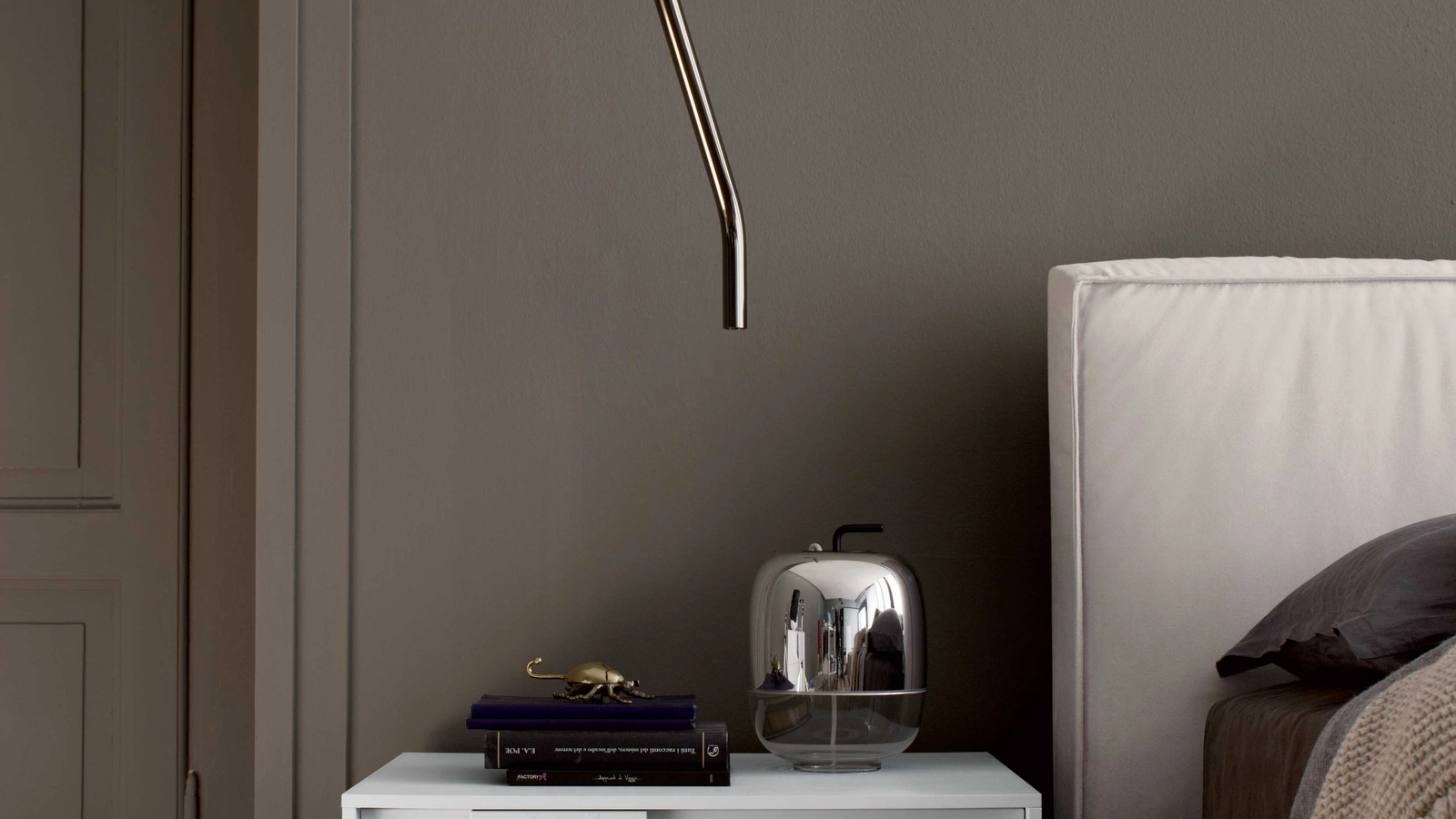 Comodino Metropolis in laccato opaco con maniglia decorata di Spagnol Mobili