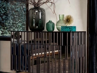 Comò Drops con struttura in legno massiccio e inserti a specchio di Tonin Casa