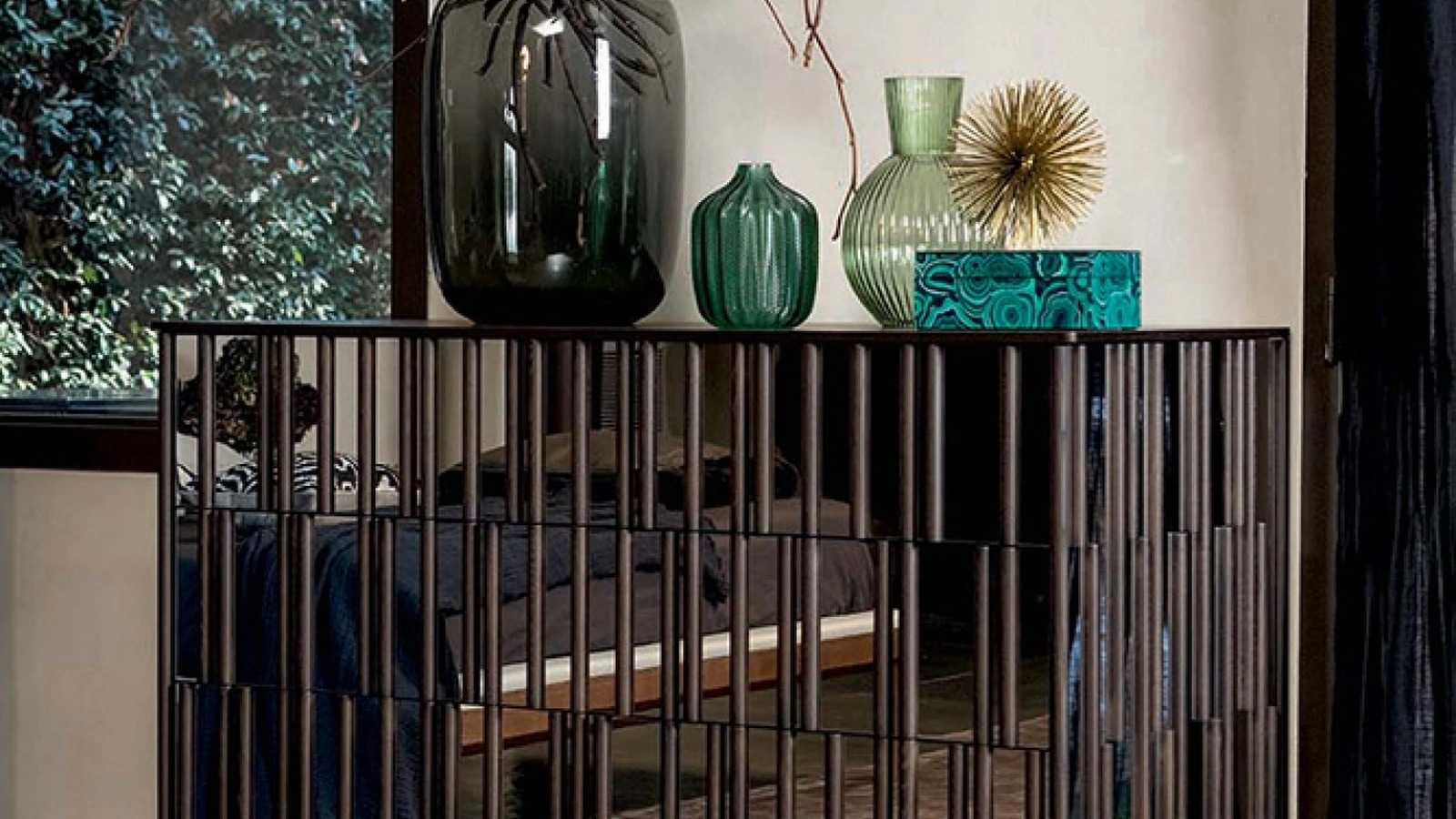 Comò Drops con struttura in legno massiccio e inserti a specchio di Tonin Casa