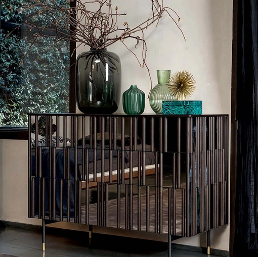 Comò Drops con struttura in legno massiccio e inserti a specchio di Tonin Casa