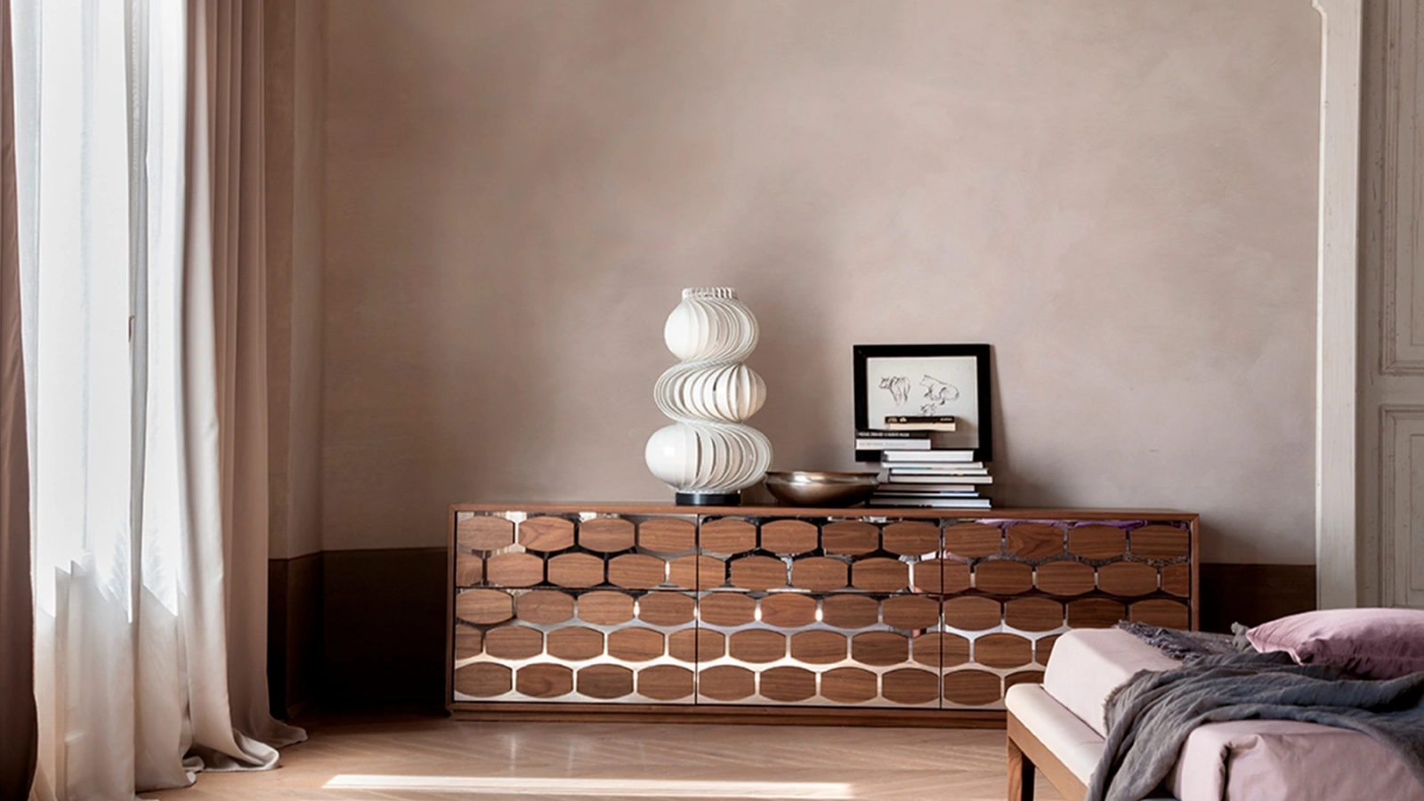 Comò Honey in legno massello su base a specchio di Tonin Casa